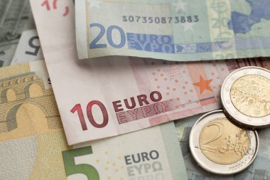 Avrupa kağıt banknotları ve madeni paralar. İş, finans, bankacılık, bütçe, ekonomik konular için vergi planlama kavramı. Seçici odak