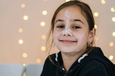 Küçük çocuklar Noel kurabiyelerini ev mutfağında pişiriyorlar.