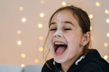 Küçük çocuklar Noel kurabiyelerini ev mutfağında pişiriyorlar.