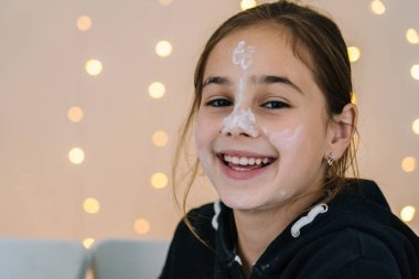 Küçük çocuklar Noel kurabiyelerini ev mutfağında pişiriyorlar.