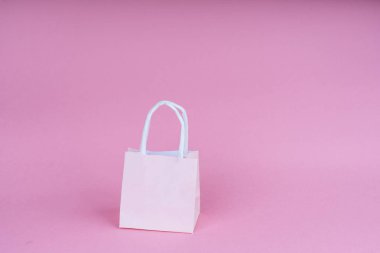 Kağıt alışverişi ya da pembe arkaplanlı hediye paketleri..