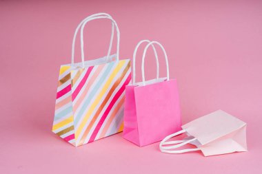 Kağıt alışverişi ya da pembe arkaplanlı hediye paketleri..
