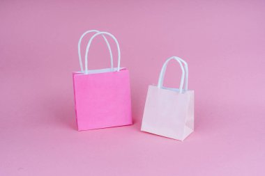 Kağıt alışverişi ya da pembe arkaplanlı hediye paketleri..