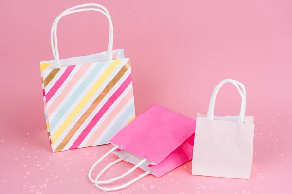 Papiereinkäufe oder Geschenktüten auf rosa Hintergrund mit Kopie spa � � e. — Stockfoto