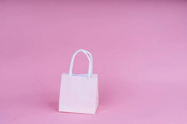 粉红背景的纸巾购物袋或礼品袋. — 图库照片