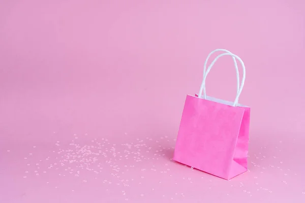 Shopping di carta o sacchetti regalo su sfondo rosa con copia spa mbH e . — Foto Stock