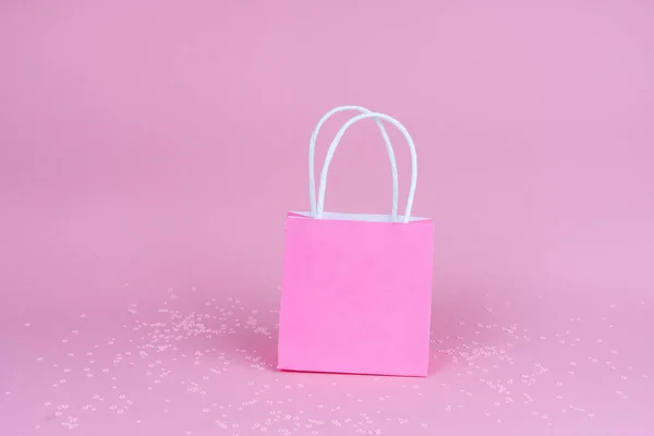 Compras de papel ou sacos de presente em fundo rosa com spa de cópia . — Fotografia de Stock