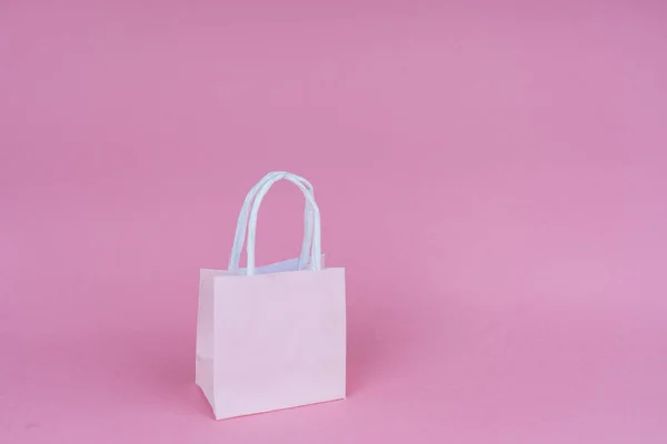 Papel de compras o bolsas de regalo sobre fondo rosa con copia spa jalá . —  Fotos de Stock