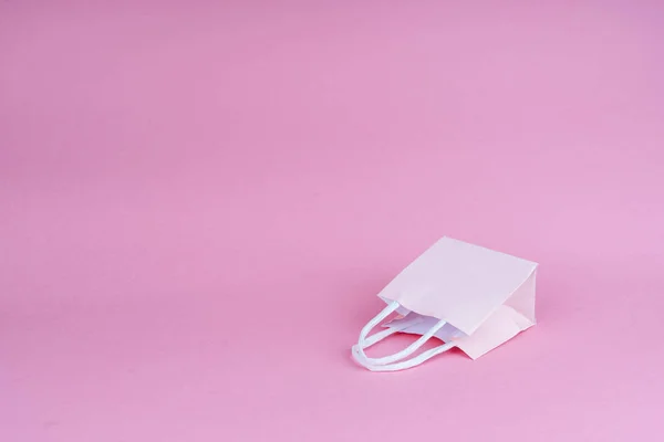 Бумажные покупки или подарочные пакеты на розовом фоне с копией спа в том числе . — стоковое фото