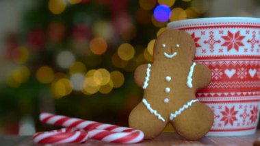 Noel kartpostalında zencefilli ekmek adam kırmızı kupa ve Noel süsü 