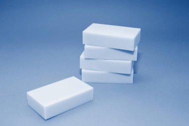 Mavi arkaplanda Melamine sünger yığını