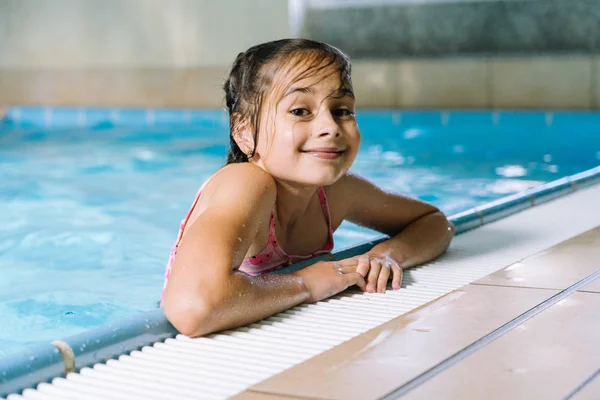 Ritratto bambina che si diverte nella piscina coperta . — Foto Stock