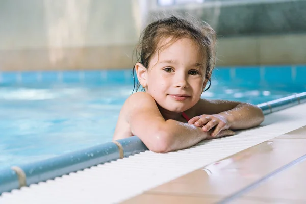 Ritratto bambina che si diverte nella piscina coperta . — Foto Stock