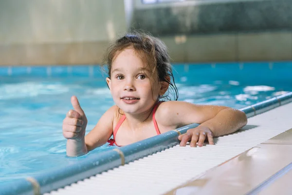 Ritratto bambina che si diverte nella piscina coperta . — Foto Stock