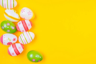 Renkli paskalya yumurtası arka planında sarı pastel renkli b