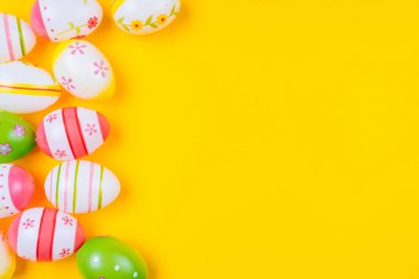 Renkli paskalya yumurtası arka planında sarı pastel renkli b