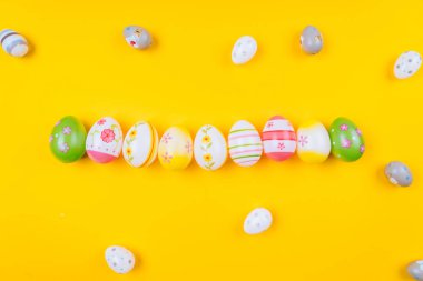 Renkli paskalya yumurtası arka planında sarı pastel renkli b