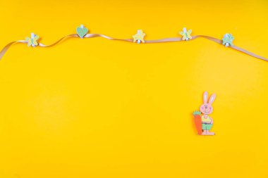 Renkli paskalya yumurtası arka planında sarı pastel renkli b