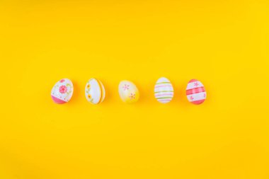 Renkli paskalya yumurtası arka planında sarı pastel renkli b