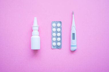 Vitamin hapları, haplar, kapsüller, termometler.