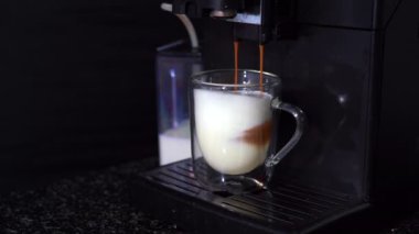 Kahve fincanındaki otomatik kahve makinesinden kahve dolduruyorum.. 