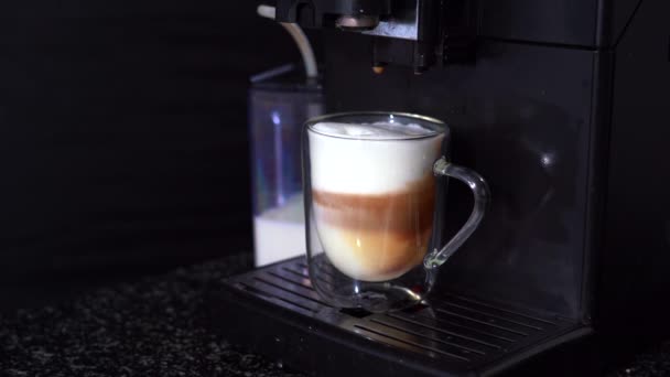 Despejando fluxo de café da máquina automática café latte na xícara . — Vídeo de Stock