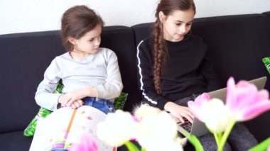 Çevrimiçi eğitim, uzaktan öğrenme, evde eğitim. Medikal maskeli çocuklar evde dijital tablet dizüstü bilgisayar dersinde ödev çalışıyorlar. Karantinada sosyal mesafe. Kişisel izolasyon.