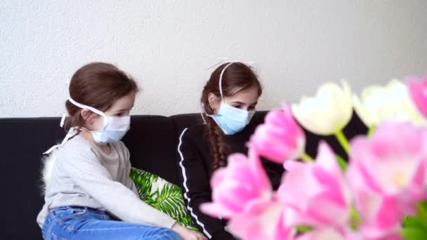 Utbildning Nätet Distansundervisning Hemundervisning Barn Medicinsk Mask Studerar Läxor Online — Stockvideo
