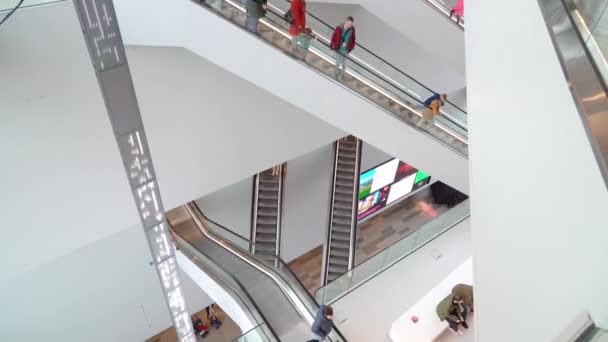 Modern Binada Birçok Hızlı Yürüyen Yürüyen Merdivendeki Insanlar Müşterilerle Dolu — Stok video