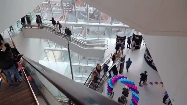 Mensen Veel Snelbewegende Roltrappen Modern Gebouw Heel Druk Bezet Met — Stockvideo