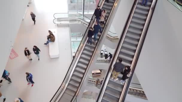 Modern Binada Birçok Hızlı Yürüyen Yürüyen Merdivendeki Insanlar Müşterilerle Dolu — Stok video
