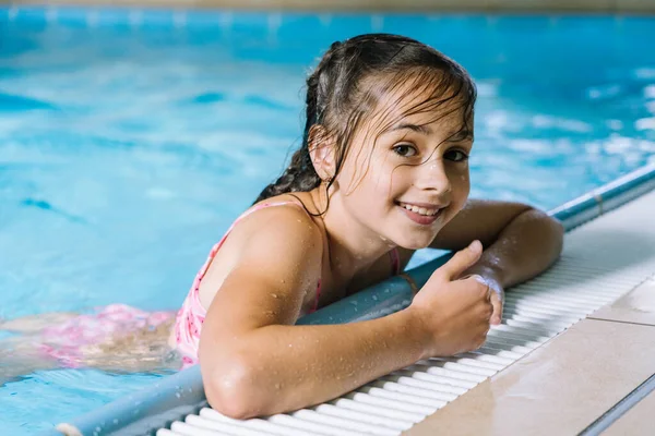 Portret Meisje Heeft Plezier Overdekt Zwembad Het Meisje Rust Uit — Stockfoto