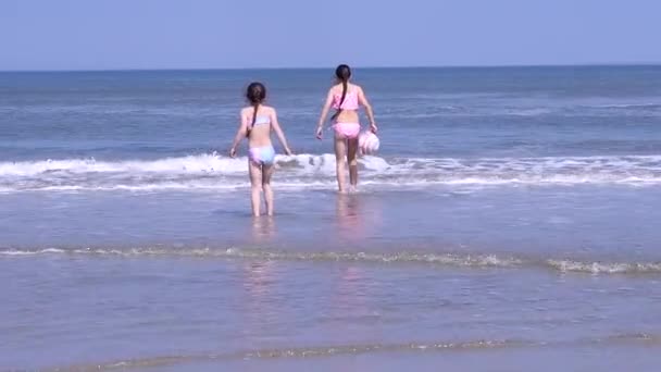 Hermosas Chicas Con Sombrero Colores Traje Baño Disfrutan Jugando Playa — Vídeos de Stock