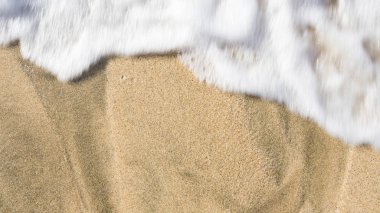 Köpüklü dalga kumların üzerinden yıkama