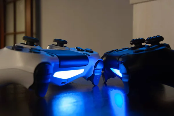 Ps4 Controladores Blancos Negros —  Fotos de Stock