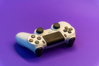 Mor arkaplan görünümünde beyaz denetleyici