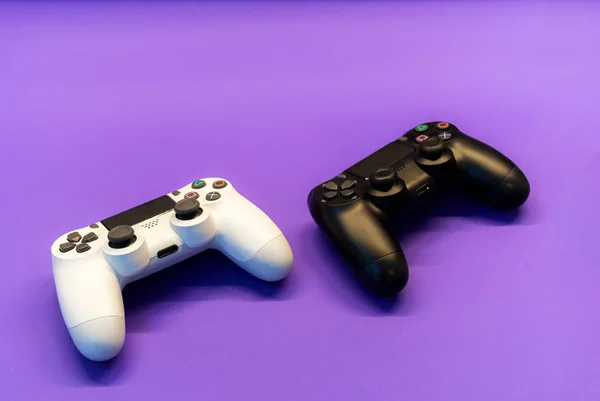 Weiße Und Schwarze Controller Auf Violettem Hintergrund Von Oben — Stockfoto