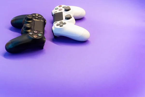 Weiße Und Schwarze Controller Auf Violettem Hintergrund Rückseite — Stockfoto