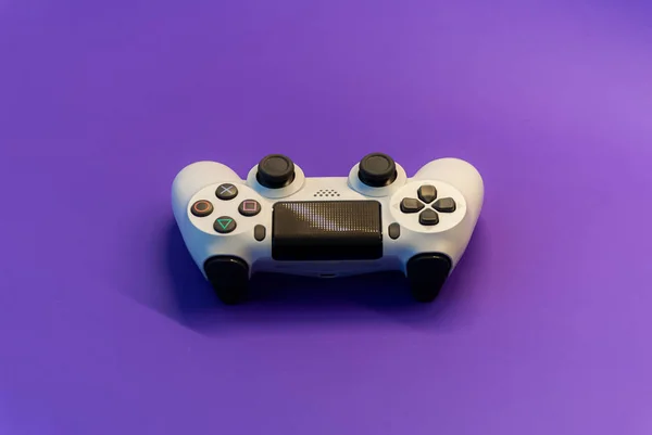紫色背景色下的白色控制器 — 图库照片