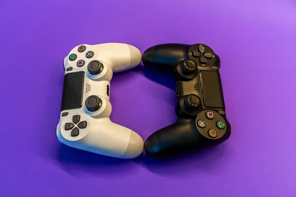 Weiße Und Schwarze Controller Auf Violettem Hintergrund Von Oben — Stockfoto