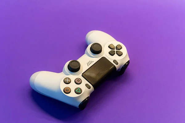 紫色背景顶部视图的白色控制器 — 图库照片