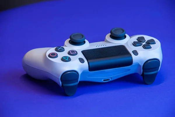 青い背景の白いゲームパッド — ストック写真