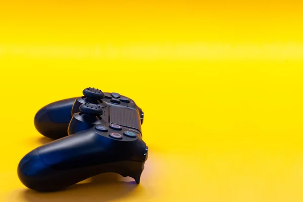 Schwarz Weißer Controller Auf Gelbem Hintergrund — Stockfoto