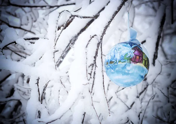 De kerstboom decoratie een bol op takken in de sneeuw — Stockfoto