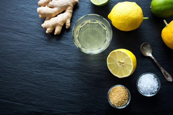 Minuman isotonik alami limun dengan garam dan jahe . — Stok Foto