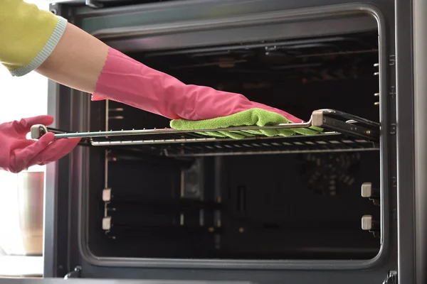 Limpiando Horno Mano Mujer Los Guantes Limpieza Del Hogar Limpia —  Fotos de Stock