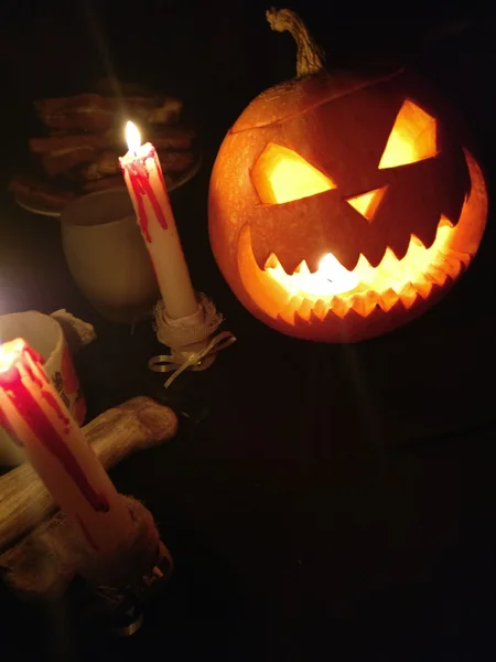 Забавная тыква на Хэллоуин и горящие свечи — стоковое фото
