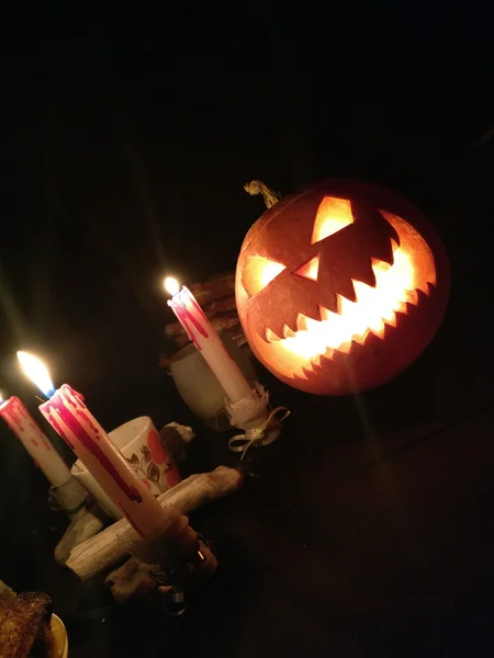 Lustiger Halloween-Kürbis und brennende Kerzen — Stockfoto