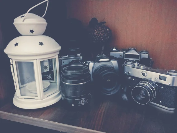 Câmera e lentes que colocam no fundo de madeira — Fotografia de Stock