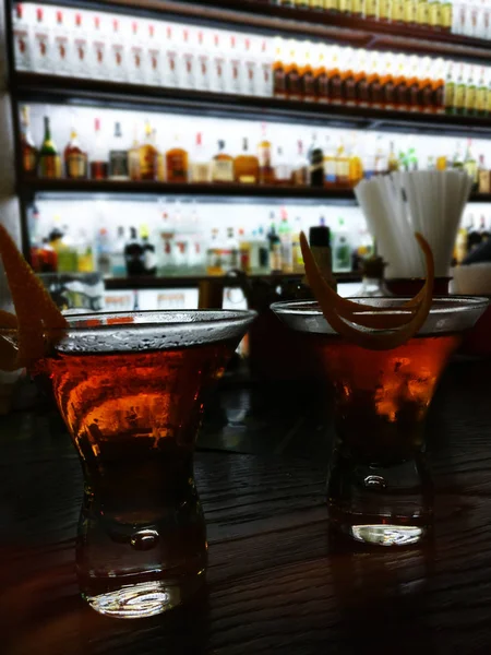 Orange alkoholischer frischer Cocktail in der Bar — Stockfoto